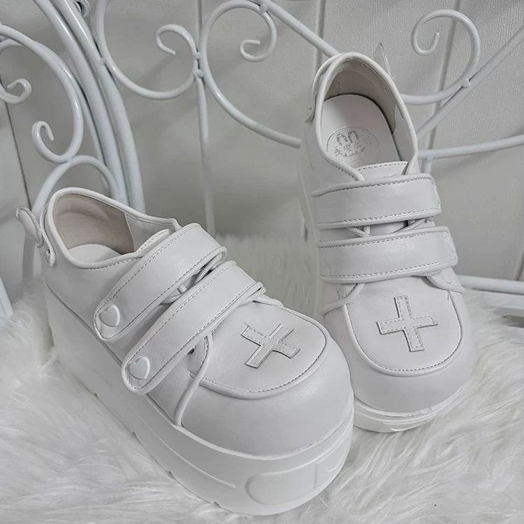 Effortlessly Elegant Shoes with a Timeless Design