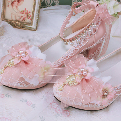 Effortlessly Elegant Heels with a Timeless Design