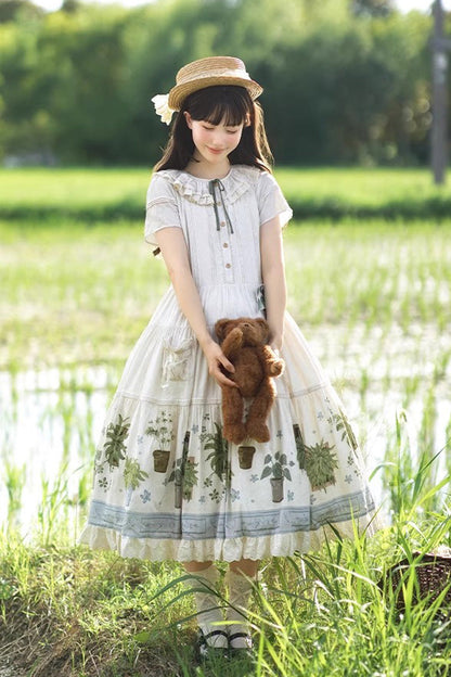 Beautifully Finished Dress in a Timeless Design
