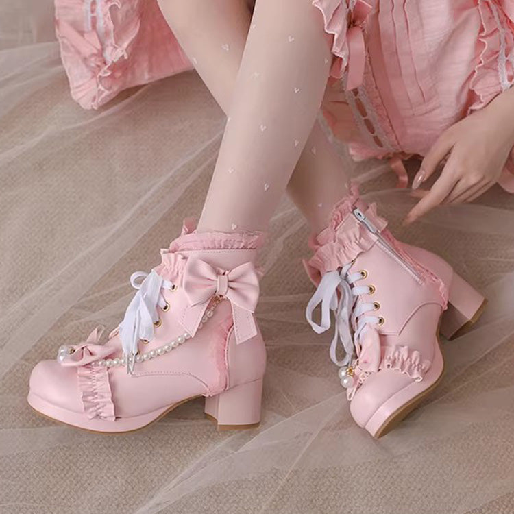 Effortlessly Elegant Boots with a Timeless Design
