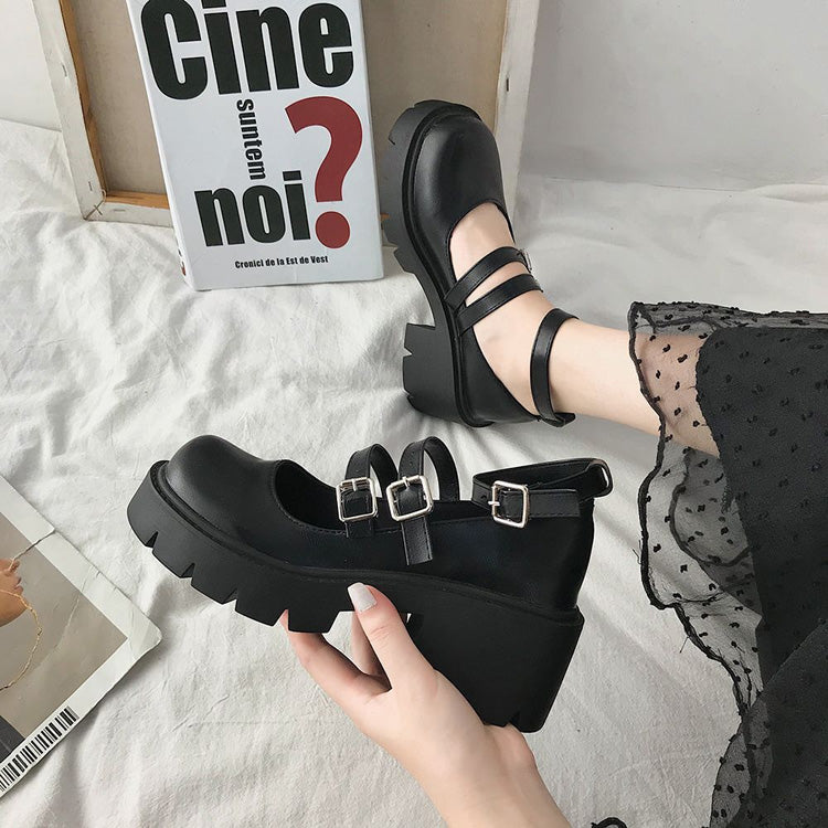 Casually Elegant Shoes with a Refined Edge
