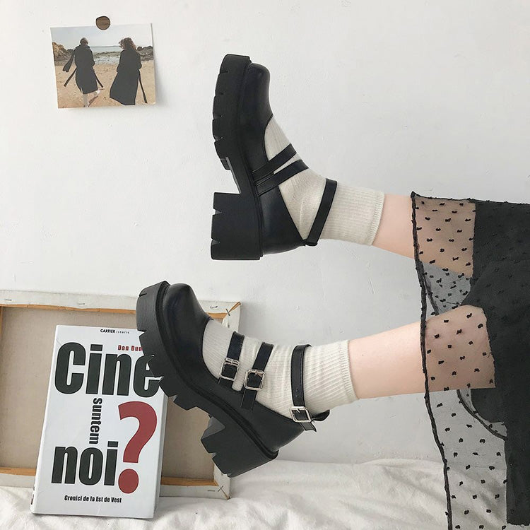 Casually Elegant Shoes with a Refined Edge