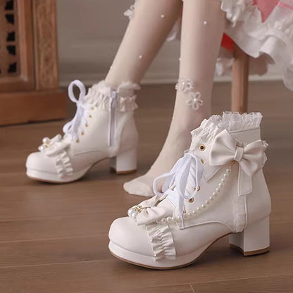 Effortlessly Elegant Boots with a Timeless Design