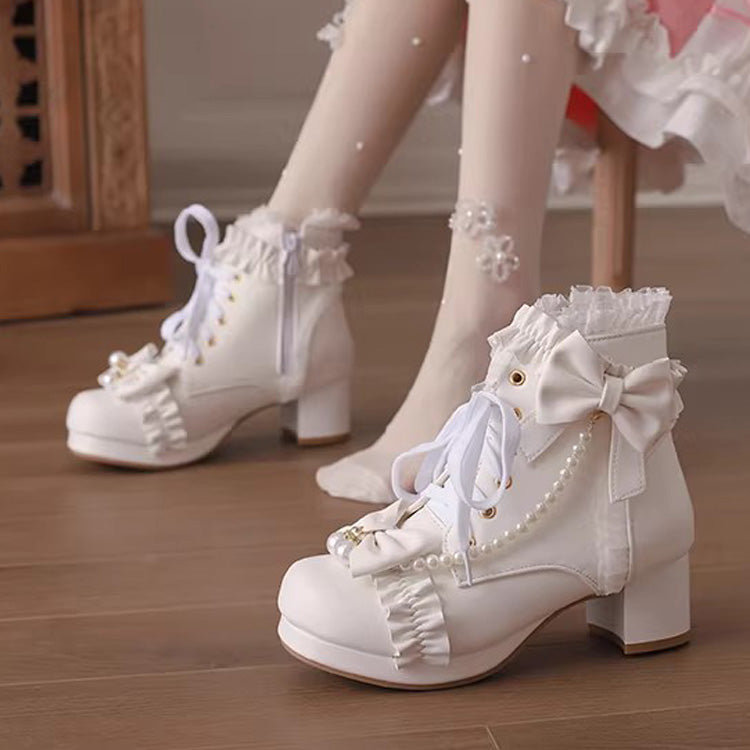 Effortlessly Elegant Boots with a Timeless Design