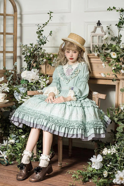 Beautifully Finished Dress in a Timeless Design