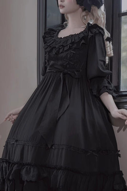 Beautifully Finished Dress in a Timeless Design