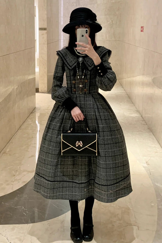 Finely Styled Dress with a Classic Vintage Look