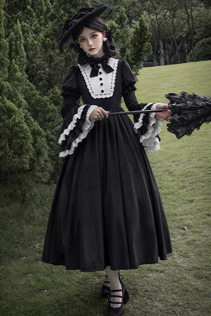 Beautifully Finished Dress in a Timeless Design
