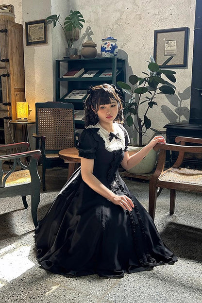Beautifully Finished Dress in a Timeless Design